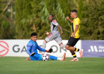 Buccaneers Edged by Saudi Giants